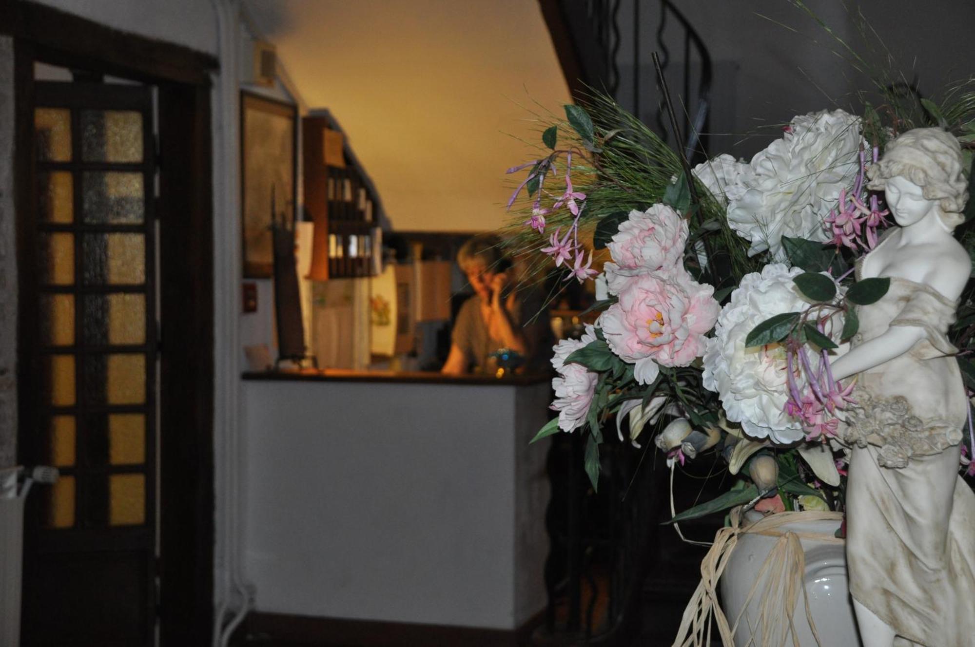 Logis Hostellerie Du Grand Duc Hotel Restaurant Gincla Εξωτερικό φωτογραφία